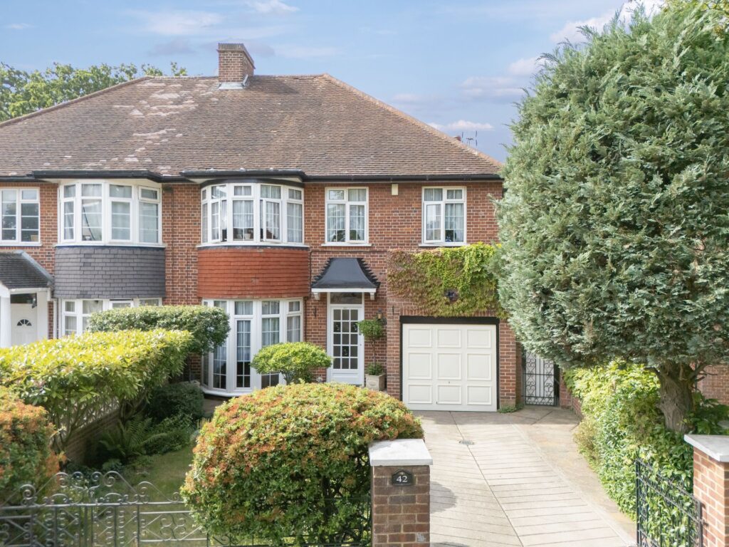 Hermitage Walk, South Woodford, E18