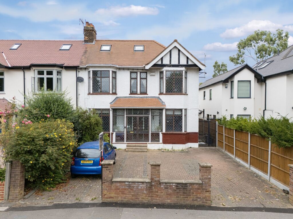 Broadwalk, South Woodford, E18