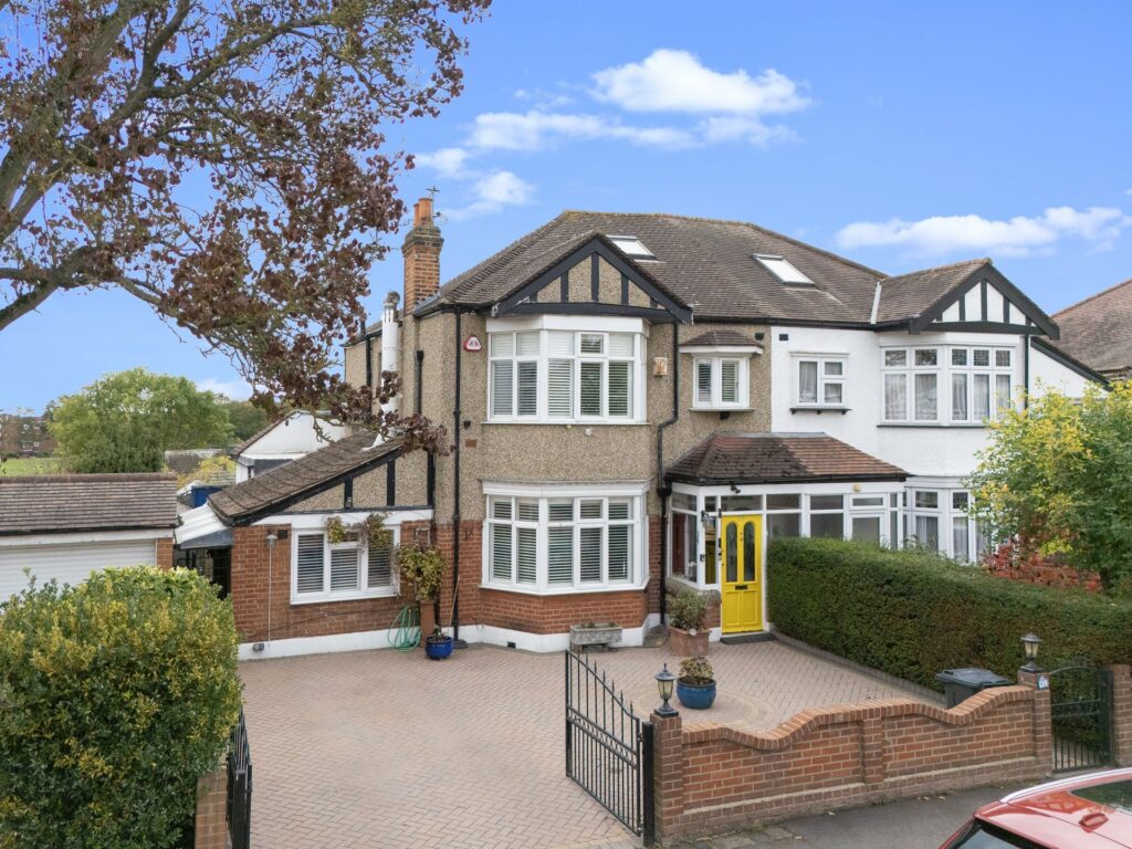 Cheyne Avenue, South Woodford, E18