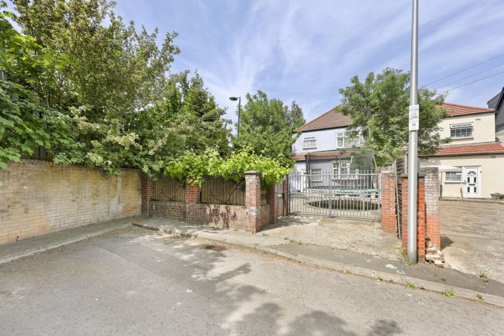 Elmhurst Drive, South Woodford, E18